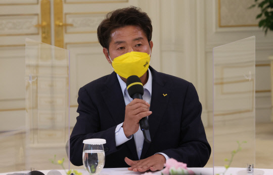 여영국 정의당 대표가 26일 청와대에서 열린 문재인 대통령과 여야 대표 오찬간담회에서 발언하고 있다. 연합뉴스